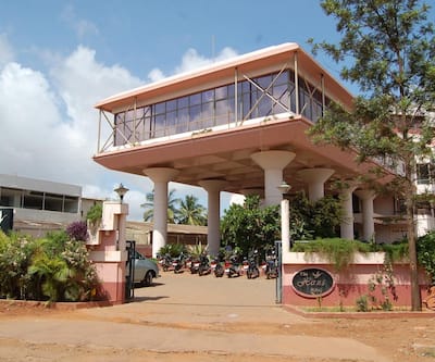 https://imgcld.yatra.com/ytimages/image/upload/t_hotel_yatra_city_desktop/v1436966492/Domestic Hotels/Hotels_Hubli/The Hans/Exterior.jpg